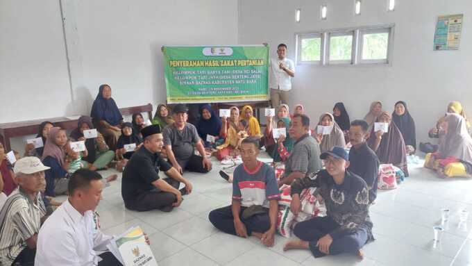 BAZNAS Batubara Salurkan Zakat Kepada Dua Kelompok Tani di Kecamatan Sei Balai DUDUK SILA: Wakil Ketua Baznas Batubara, Sakbanol duduk bersila bersama kepada para penerima manfaat dari hasil zakat pertanian di Seibalai, Rabu (19/11). (File foto Baznas Batubara)