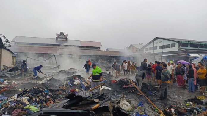 Lapak Pedagang Monza TERBAKAR: Puluhan lapak pedagang pakaian bekas di Pusat Pasar Sidikalang, Dairi, hangus terbakar, Jumat (21/11) dini hari.(Istimewa)