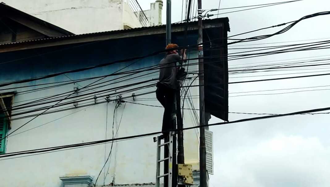 PEMASANGAN TIANG: Proses pekerjaan pemasangan tiang internet di Kota Rantauprapat, beberapa waktu lalu, (fajar)