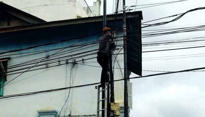 Tanpa Perda, Pemasangan Tiang Internet Diduga Ilegal PEMASANGAN TIANG: Proses pekerjaan pemasangan tiang internet di Kota Rantauprapat, beberapa waktu lalu, (fajar)
