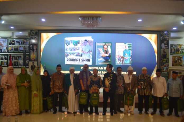 SYUKURAN: Tun DR Rahmat Shah (6 kanan) menyerahkan tiga bukunya kepada undangan syukuran dan silaturahim. (Deddi Mulia Purba/Sumut Pos)