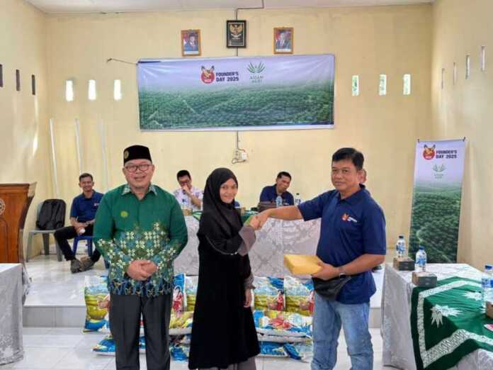 KEGIATAN SOSIAL: Asian Agri melalui unit bisnis yang tersebar di Sumatera Utara, Riau, dan Jambi, saat menggelar serangkaian kegiatan sosial pada perayaan RGE Founder’s Day (FD) 2025.(Istimewa)