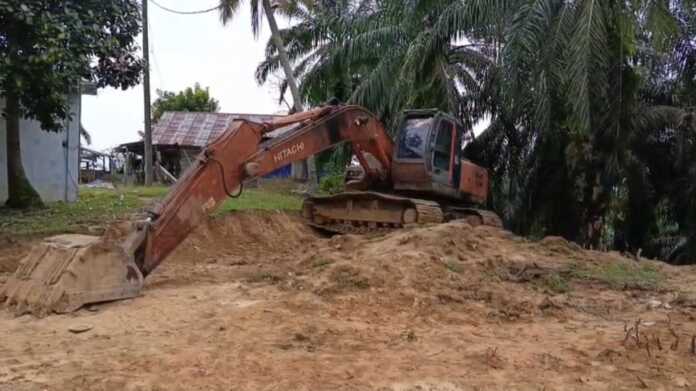 RESAH: Alat berat yang menjadi keresahan nelayan Langkat, lantaran mau mengalih fungsi mangrove jadi kelapa hibrida.(Istimewa)