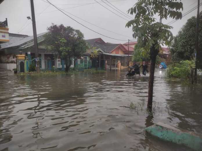 BANJIR: Kondisi banjir menggenangi Komplek Griya Martubung, Kelurahan Besar, Medan Labuhan, Rabu (26/11/2025).