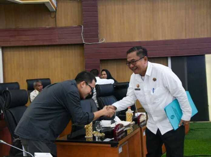 PARIPURNA: Bupati Deliserdang dr H Asri Ludin Tambunan diwakili Asisten Pemerintahan dan Kesejahteraan Rakyat, Drs Zainal Abidin Hutagalang, pada Rapat Paripurna Jawaban Bupati atas Pandangan Umum Fraksi-Fraksi terhadap Rancangan Peraturan Daerah (Ranperda) Anggaran Pendapatan Belanja Daerah (APBD) Deliserdang Tahun Anggaran 2026, Rabu (26/11).