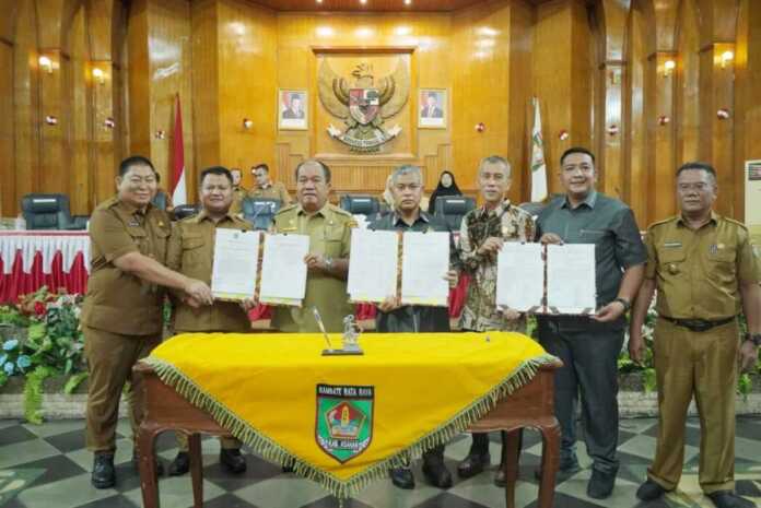 RAPAT: Bupati Asahan Taufik Zainal Abidin SSos MSi bersama DPRD resmi menyetujui Rancangan Anggaran Pendapatan dan Belanja Daerah (R-APBD) Tahun Anggaran 2026 dengan total belanja sebesar Rp1.567.159.986.889,00 dalam rapat paripurna DPRD Asahan, Selasa (25/11)