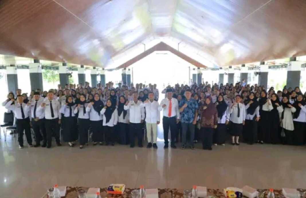 PEMBUKAAN: Wakil Bupati Labura H Samsul Tanjung membuka kegiatan Peningkatan Kapasitas Kinerja Aparatur Sipil Negara (ASN) bagi Pegawai Pemerintah dengan Perjanjian Kerja (PPPK) di Lingkungan Pemerintah Kabupaten Labuhanbatu Utara Tahun 2025, di Pendopo Kantor Bupati Labura, Selasa (25/11).