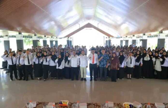 PEMBUKAAN: Wakil Bupati Labura H Samsul Tanjung membuka kegiatan Peningkatan Kapasitas Kinerja Aparatur Sipil Negara (ASN) bagi Pegawai Pemerintah dengan Perjanjian Kerja (PPPK) di Lingkungan Pemerintah Kabupaten Labuhanbatu Utara Tahun 2025, di Pendopo Kantor Bupati Labura, Selasa (25/11).