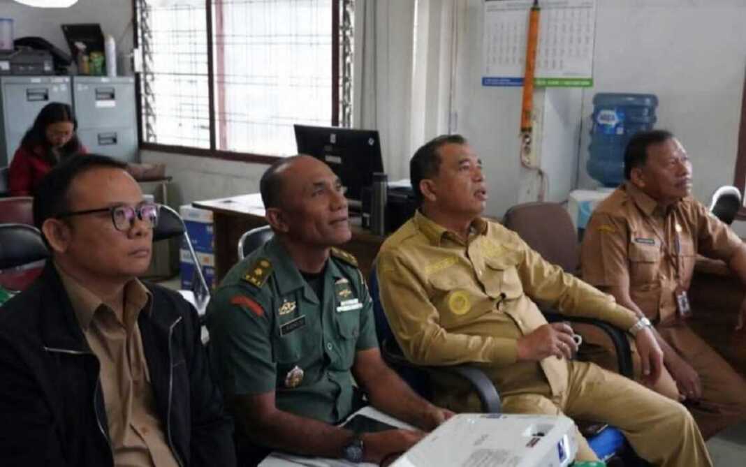 VIDCON: Bupati Karo Antonius Ginting saat menghadiri Video Conference (Vidcon) Evaluasi Progres Pembangunan Koperasi Desa Merah Putih (KDMP).(Istimewa)
