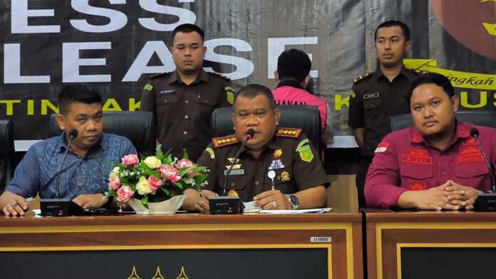 KETERANGAN: Kajari Langkat Asbach (tengah), saat menyampaikan keterangan.(Teddy Akbari/Sumut Pos)