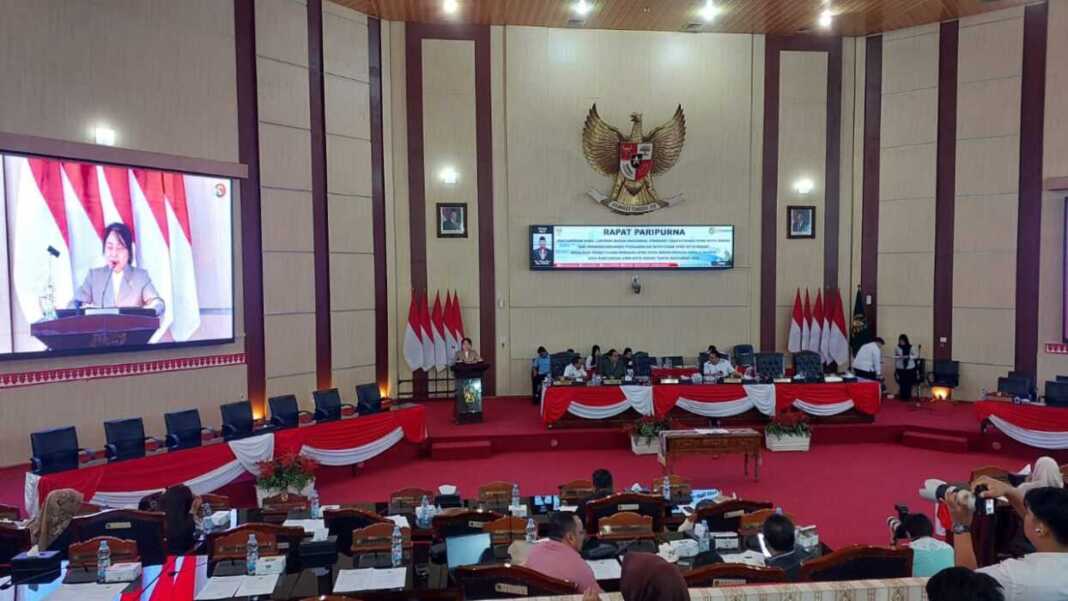 PARIPURNA: Anggota DPRD Medan saat menggelar Rapat Paripurna Penyampaian Pendapat terhadap Rancangan APBD Tahun Anggaran (TA) Pemko Medan Tahun 2026 di Gedung DPRD Medan, Rabu (26/11).