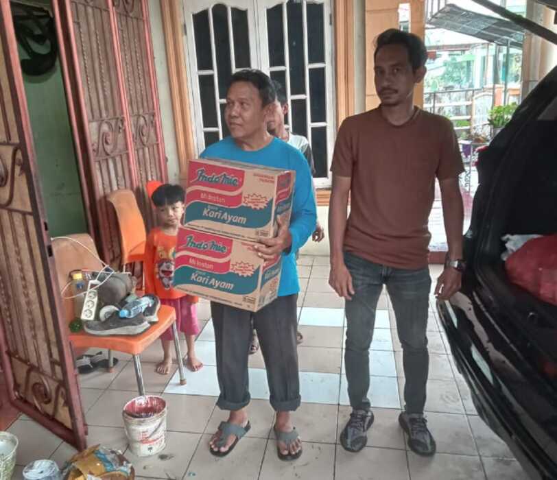 BERIBANTUAN: Bantuan makanan dari Ketua DPRD Sumut, Erni Sitorus untuk warga terdampak banjir yang mengungsi, di Jalan Tani Asli, Gang M Samin, Kampung Lalang, Sunggal, Deliserdang, Jumat (28/11). Istimewa/Sumut Pos