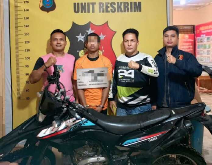 DIAMANKAN: Tersangka MR pelaku curanmor, diapit personel Polsek Panai Hilir, Polres Labuhanbatu, saat diamankan.(Fajar/Sumut Pos)