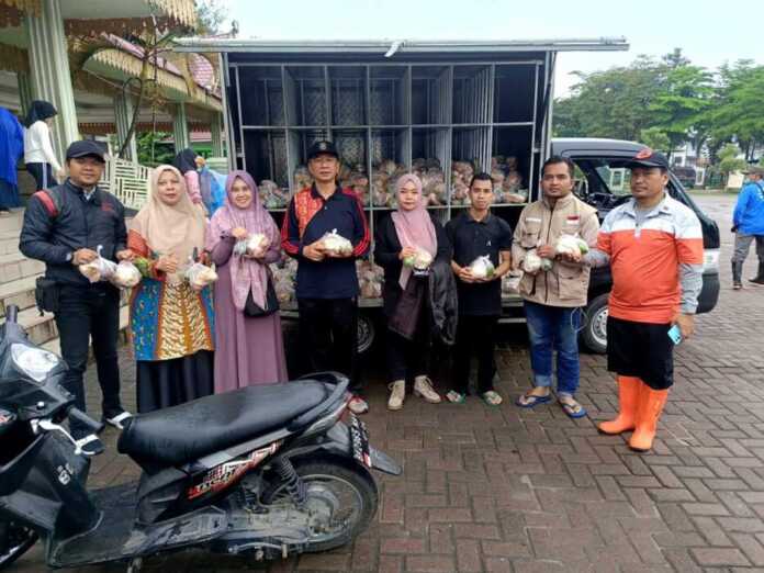 BERSAMA: Sekda Kota Tebingtinggi Erwin Suheri Damanik (tengah) bersama Korwil BGN, BPBD, dan masyarakat, Jumat (28/11).( Azan Purba/Sumut Pos)