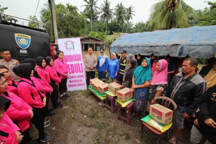 SALURKAN: Kapolres Sergai AKBP Jhon Sitepu diabadikan bersama pengurus Bhayangkari Cabang Polres Sergai saat menyalurkan bantuan di Perbaungan, Kabupaten Sergai, Jumat (28/11).