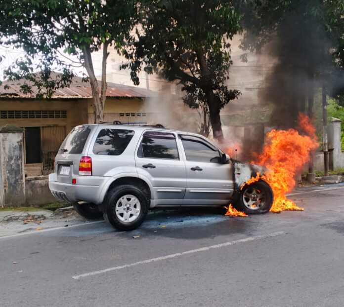 TERBAKAR: sat unit mobil jenis minibus hangus terbakar di Jalan Sei Serayu Medan, Senin (3/11/2025). (Pusdatin Dinas PKP Kota Medan)