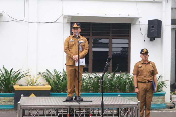 PIMPIN: Pj Sekda Binjai Chairin Simanjuntak, saat memimpin apel gabungan perdana.(Dokumen Diskominfo Binjai)