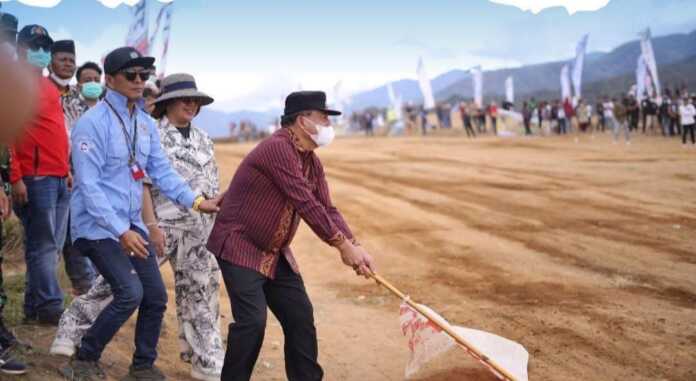 BUKA: Bupati Karo Antonius Ginting saat membuka Tanah Karo Motocross & Grasstrack 2025 di kawasan Siosar, Kecamatan Tigapanah, Kabupaten Karo, Minggu (2/11).(Istimewa)
