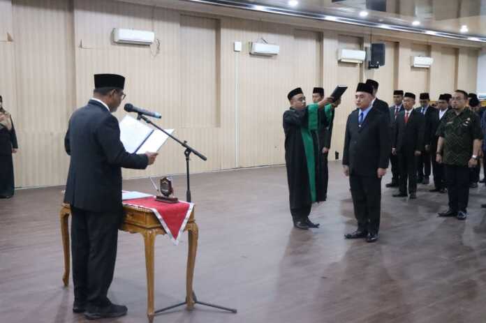 LANTIK: Chairin Simanjuntak dilantik sebagai Pj Sekda Binjai di Aula Balai Kota Binjai, Kamis (30/10).(Diskominfo Binjai/Sumut Pos)