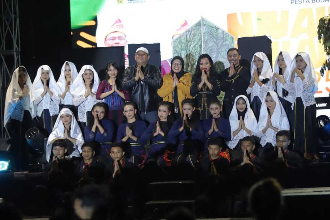 DIABADIKAN. Wakil Bupati Dairi, Wahyu Daniel Sagala didampingi istri Ny Sri Dewi Manik diabadikan saat penutupan Pesta Budaya Njuah-njuah di Gedung Nasional Djauli Manik, Kamis (30/10). (SUMUT POS/istimewa).