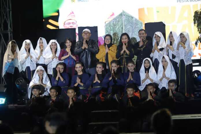 DIABADIKAN. Wakil Bupati Dairi, Wahyu Daniel Sagala didampingi istri Ny Sri Dewi Manik diabadikan saat penutupan Pesta Budaya Njuah-njuah di Gedung Nasional Djauli Manik, Kamis (30/10). (SUMUT POS/istimewa).