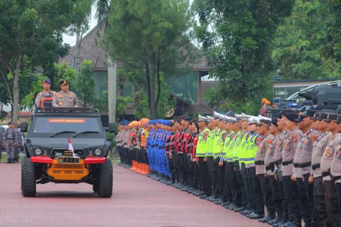 APEL: Kapolda Sumut Irjen Pol Whisnu Hermawan Februanto memimpin Apel Kesiapsiagaan Tanggap Darurat Bencana, di Mapolda Sumut, Rabu (5/11).