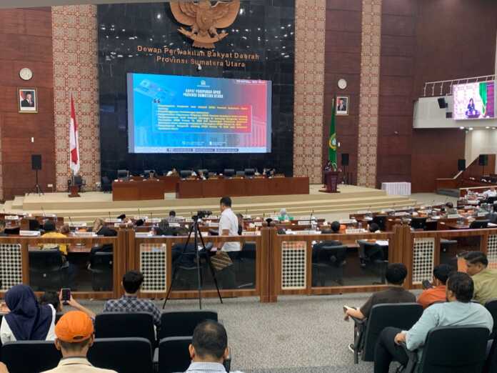 PANDANGAN: Anggota DPRD Sumut dari Fraksi PDIP, Pantur Banjarnahor, saat menjadi juru bicara fraksinya dalam Rapat Paripurna DPRD Sumut yang membahas pandangan fraksi terhadap Ranperda Perlindungan Konsumen, Rabu (5/11/2025).