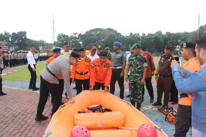 APEL: Polresta bersama Pemkab Deliserdang menggelar apel kesiapan tanggap darurat rencana Hidrometeorologi Tahun 2025 yang digelar di Lapangan Alunalun Pemerintah Kabupaten Deliserdang, Rabu (5/11).