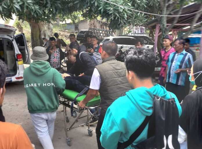 EVAKUASI: Personel kepolisian dan warga serta tim medis saat mengevakuasi jenazah Rey Padli Solin yang ditemukan tewas tenggelam di perairan Danau Toba Silalahi, Dairi, Rabu (5/11).(Istimewa)