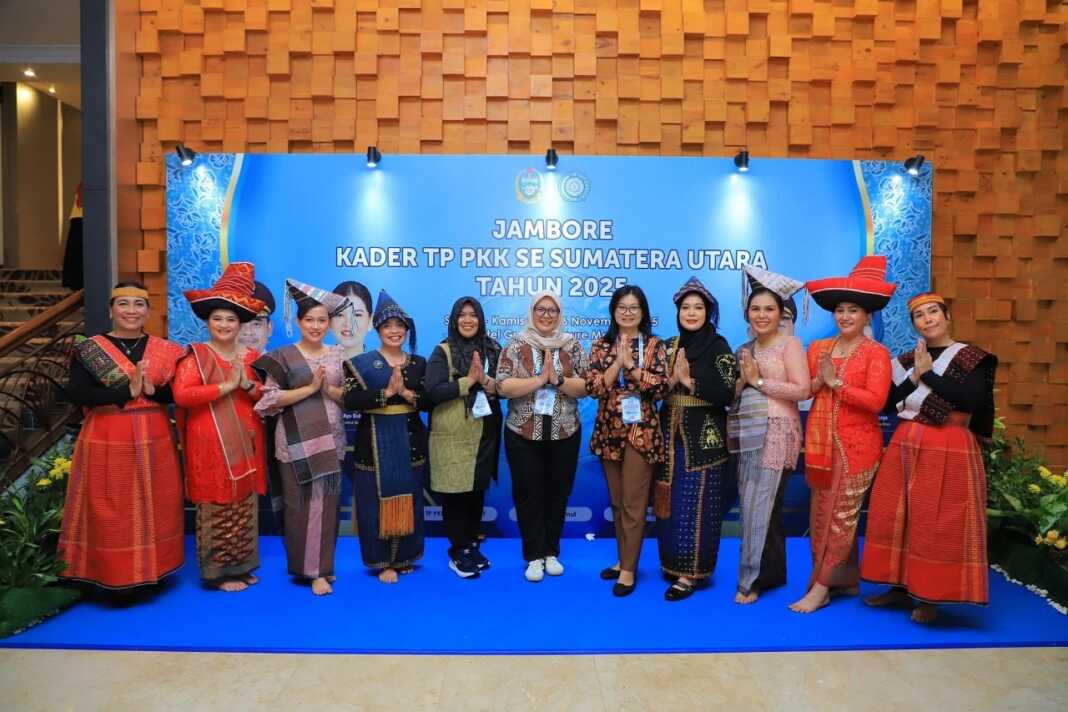 DIABADIKAN: Staf Ahli TP PKK Dairi, Sri Dewi Manik, diabadikan saat menghadiri Jambore Kader PKK se-Sumut di Hotel Grand Mercure Medan, Rabu (5/11).(Istimewa)