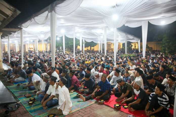 TAHLILAN: Lebih dari empat ribu masyarakat mengikuti tahlilan 40 hari wafatnya Almarhum Ngogesa Sitepu di Desa Seilimbat, Kecamatan Selesai, Kabupaten Langkat, Rabu (5/11).(Istimewa)