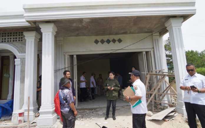 PBG: Tim gabungan Pemkab Karo melakukan penertiban PBG.(Istimewa)