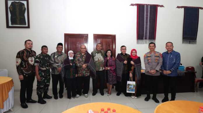BERSAMA: Bupati Dairi Vickner Sinaga diabadikan bersama Kajari Dairi Bima Yudha Asmara, dan pejabat lama Cahyadi Sabri, pada gelaran pisah sambut di Balai Budaya Sidikalang, Kamis (6/11).(Istimewa)