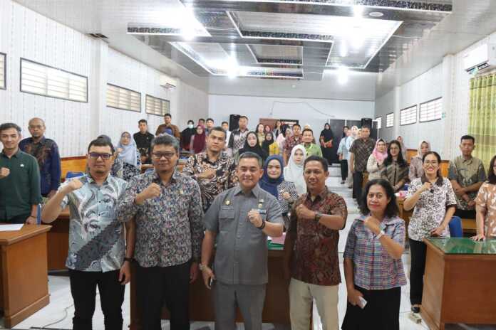 DIABADIKAN: Pj Sekdako Binjai Chairin Simanjuntak, diabadikan bersama peserta sosialisasi geospasial di Aula Badan Kepegawaian dan Pengembangan Sumber Daya Manusia (BKPSDM), Kamis (6/11).(Dokumen Diskominfo Binjai)