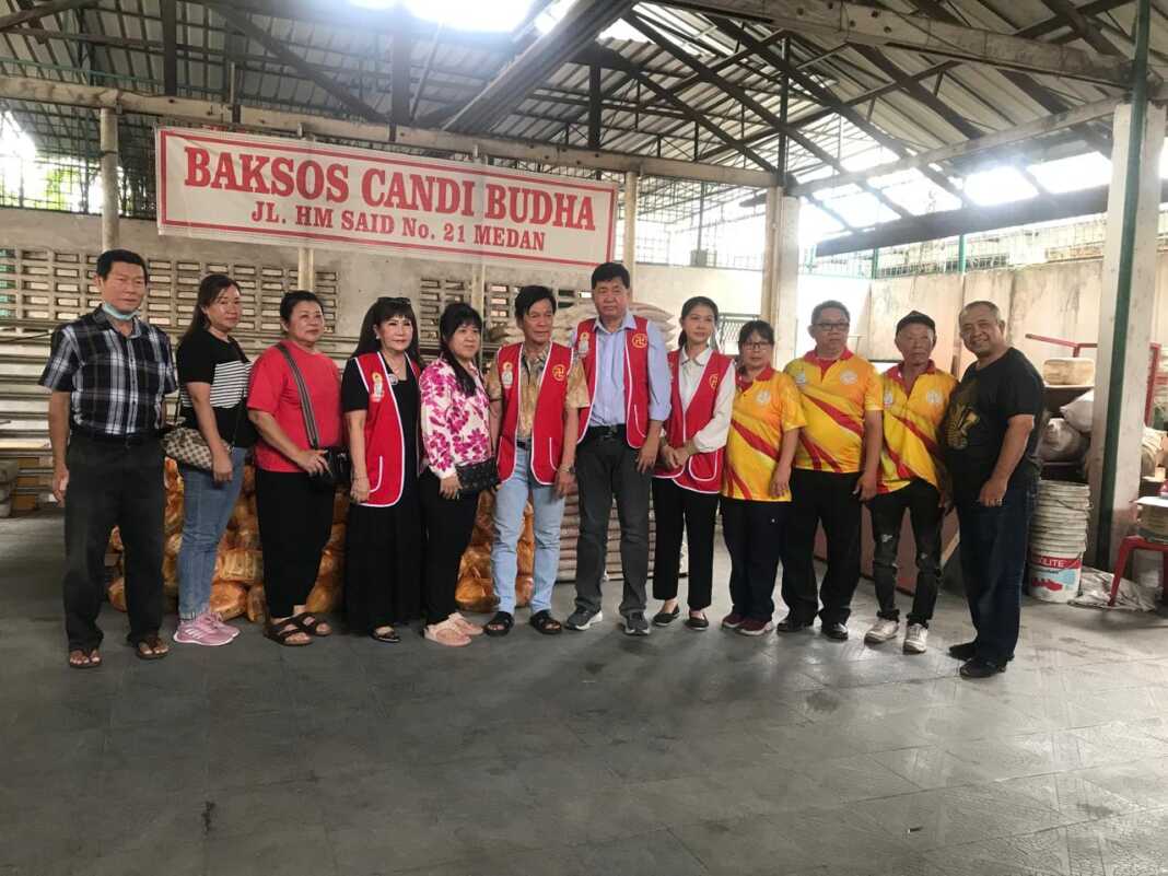 BAKSOS:Pengurus Vihara Buddha diketuai Chandra Afifuddin (tengah) foto bersama anggota dalam acara baksos di Jalan HM Said, Medan, Minggu (16/11/2025) siang.