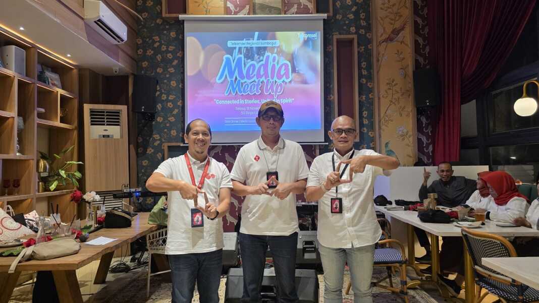 GM Region Network Operation & Productivity Sumbagut, Nurdianto (Tengah), GM Household Consumer Business Region Sumbagut, Riki A Setiawan (Kanan) dan GM Consumer Business Region Sumbagut, Agung E Setyobudi (Kiri) saat memaparkan produk dan layanan Telkomsel yang hadir di wilayah operasional Sumut dan Aceh dalam sesi media meet up Telkomsel di kota Medan (18/11). Telkomsel terus mempertegas komitmennya dalam menghadirkan layanan digital terdepan yang mendukung produktivitas dan percepatan adopsi teknologi oleh masyarakat di wilayah Sumatera Utara dan Aceh.