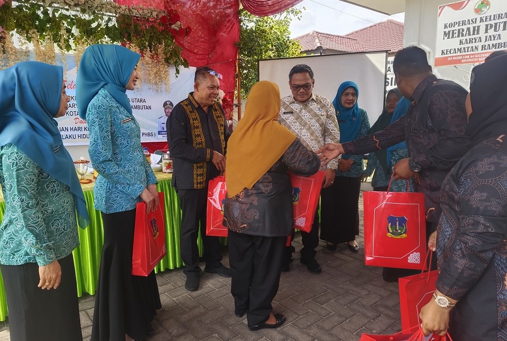 BINGKISAN: Ketua TP PKK Kota Tebingtinggi Susmira Wanti, saat menerima bingkisan dari Lurah Karya Jaya, Fitri Dewi Murni Lubis.(Istimewa)