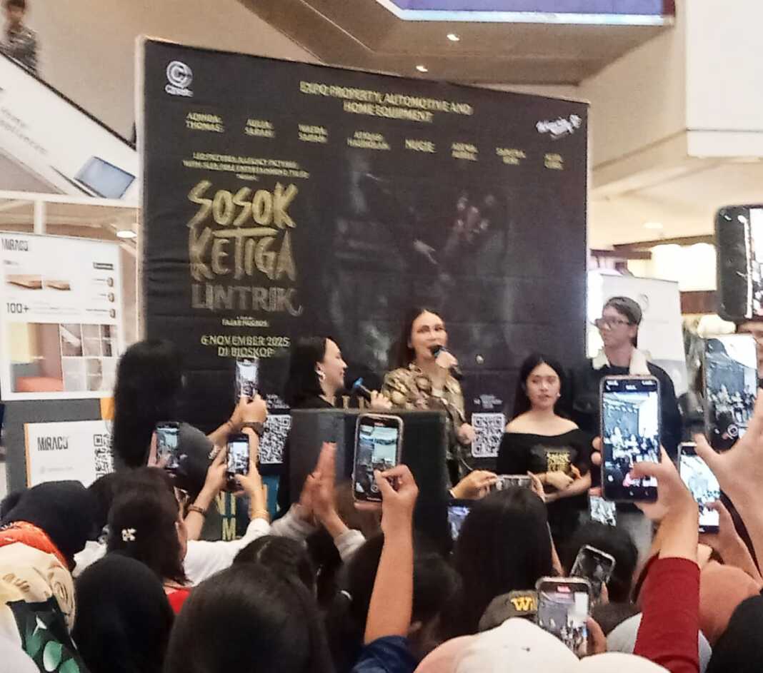 Aktris Luna Maya memperkenalkan film horor terbarunya berjudul ‘Sosok Ketiga: Lintrik’ di Plaza Medan Fair.