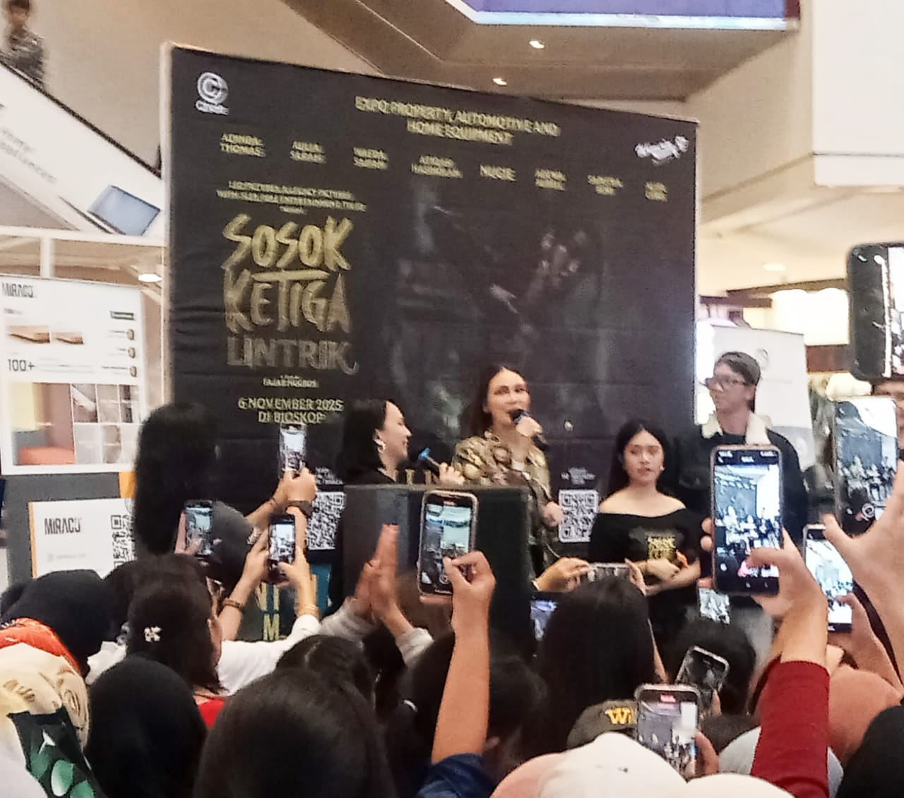 Luna Maya Perkenalkan Film ‘Sosok Ketiga: Lintrik’ di Plaza Medan Fair, Studio Ludes Terjual
