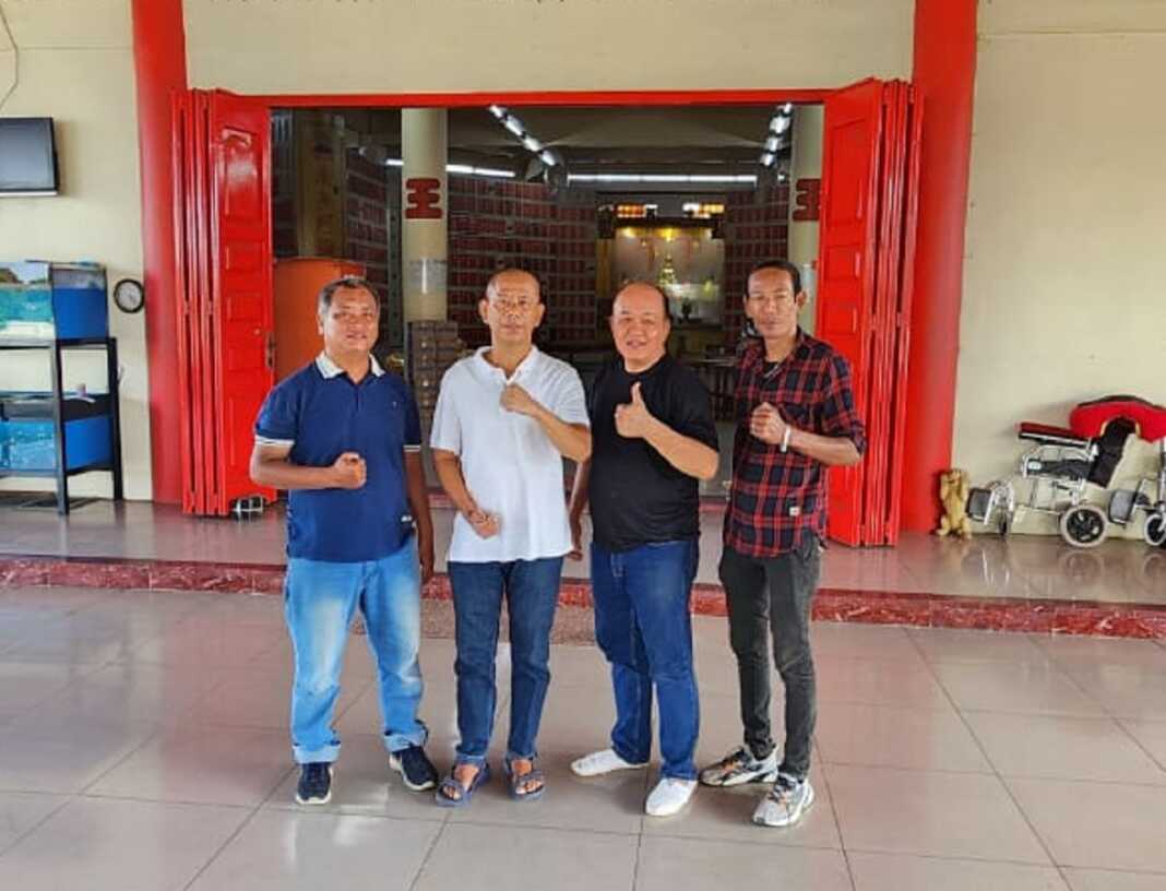 KUNJUNGAN: Ketua Pewarta Polrestabes Medan, Chairum Lubis SH, didampingi anggota Bardansyah, Darma, dan Novian saat berkunjung ke Yayasan Sosial Marga Ong (Raja) yang berlokasi di Jalan Bambu, Dusun 12 Limaumanis, Tanjungmorawa, Senin (3/11).