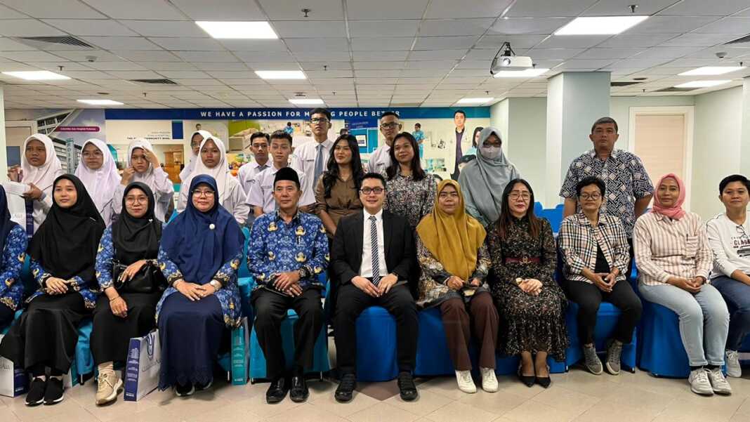 FOTO BERSAMA: Direktur RS Columbia Asia Medan DR dr Beni Satria, narasumber, Ketua Forwakes Sumut, Mahbubah Lubis serta peserta seminar yakni pelajar dan guru.