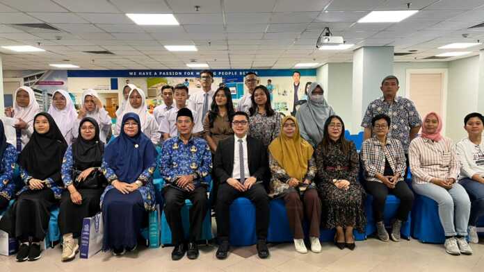 FOTO BERSAMA: Direktur RS Columbia Asia Medan DR dr Beni Satria, narasumber, Ketua Forwakes Sumut, Mahbubah Lubis serta peserta seminar yakni pelajar dan guru.