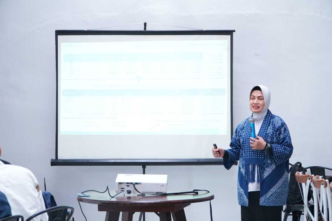 PAPARKAN:Peneliti Universitas Sumatera Utara sekaligus Ketua Umum Persatuan Dokter Keluarga Indonesia (PDKI) Isti Ilmiati Fujiati saat menyampaikan materi terkait deteksi dini Penyakit Ginjal Kronis (PGK), khususnya melalui pelaksanaan Program Pengelolaan Penyakit Kronis (Prolanis) di Kota Medan, Selasa (11/11).