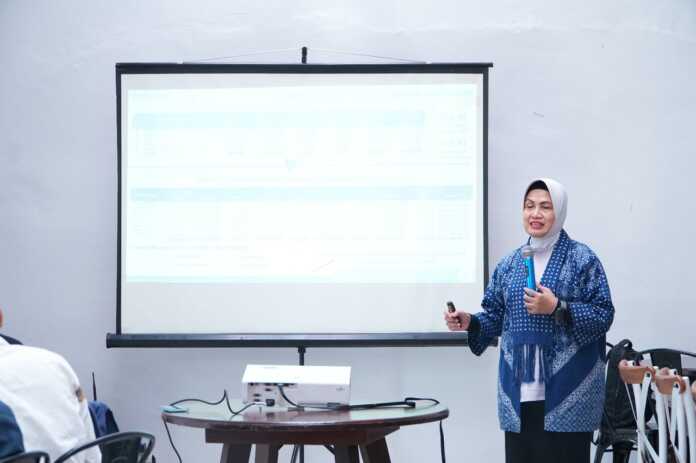 PAPARKAN:Peneliti Universitas Sumatera Utara sekaligus Ketua Umum Persatuan Dokter Keluarga Indonesia (PDKI) Isti Ilmiati Fujiati saat menyampaikan materi terkait deteksi dini Penyakit Ginjal Kronis (PGK), khususnya melalui pelaksanaan Program Pengelolaan Penyakit Kronis (Prolanis) di Kota Medan, Selasa (11/11).