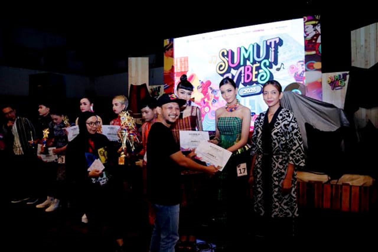 Fashion Show Etnik Sumut Menarik Perhatian Pengunjung “Sumut Vibes” Week 2