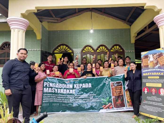BERSAMA: Tim PkM dan anggota BEM Institut Kesehatan Deli Husada Delitua saat diabadikan bersama masyarakat Desa Ajibaho, Kecamatan Si Biru-Biru, Kabupaten Deliserdang.(Istimewa)
