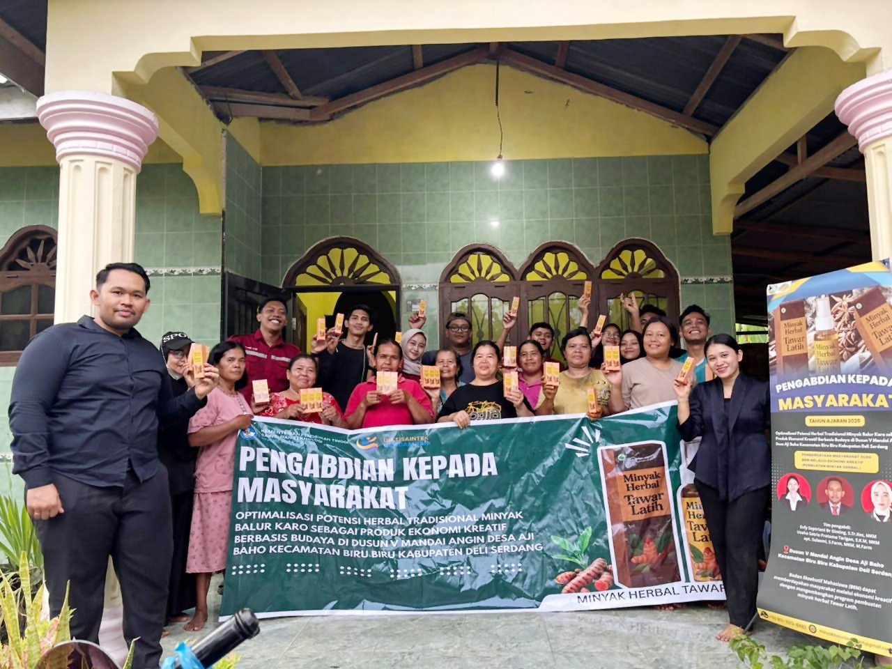 Tim PkM dan BEM Institut Kesehatan Deli Husada Delitua Bantu Masyarakat Produksi Minyak Herbal Tawar Latih
