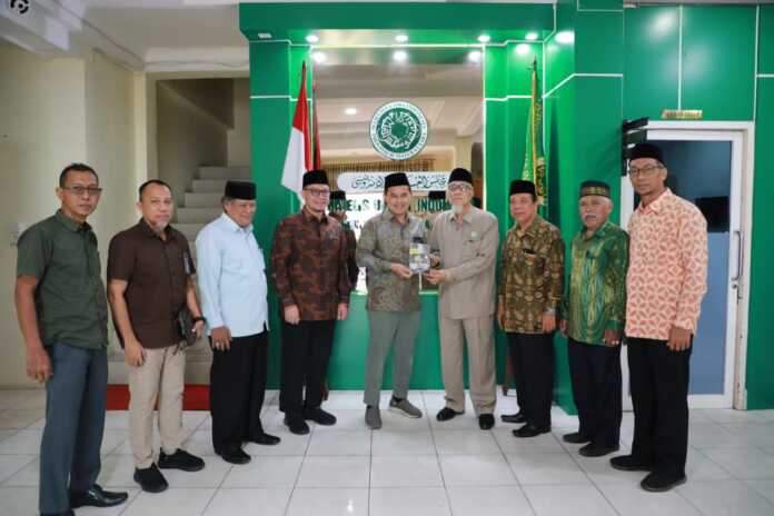 General Manager PLN UID Sumatera Utara, Mundhakir saat menyampaikan Buku LUTD karyanya, sebagai wujud hadirnya PLN untuk masyarakat Prasejahtera.