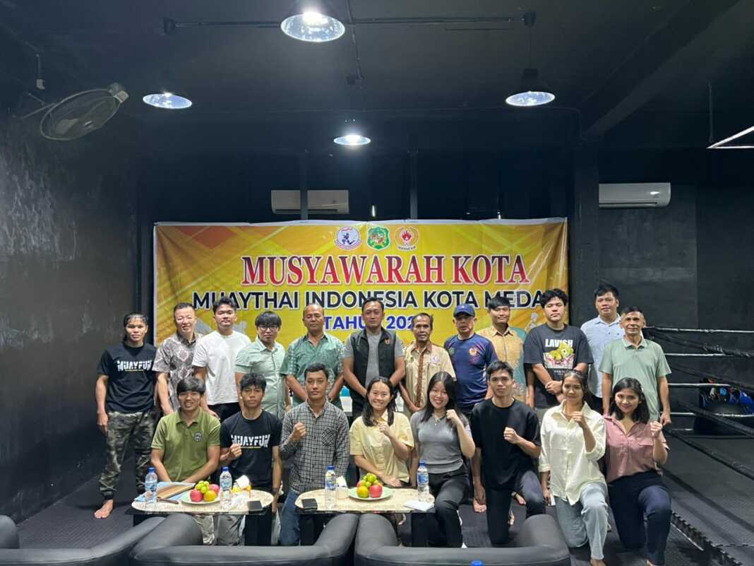 PENGURUS: Ketua Umum KONI Kota Medan Aswindy Fachrizal bersama pengurus dan peserta Muskot MI Kota Medan. (Dok KONI Medan)