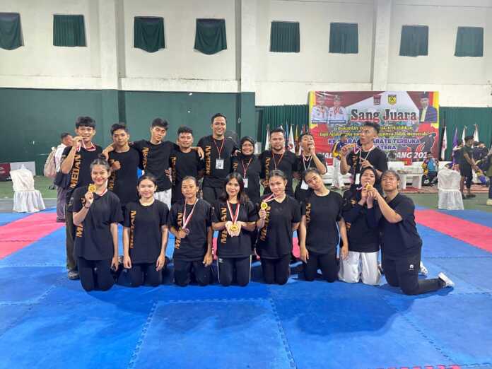 Tim karate Kota Medan meraih prestasi membanggakan pada Kejuaraan Terbuka Piala Wali Kota Padang 2025. (Dok FORKI Medan)